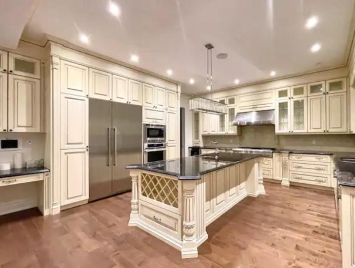 غرفة قياسية, Beautiful House Near North York Center