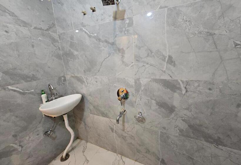 غرفة ديلوكس سرير كينج, Sarojini Garden Hotel & Restaurant