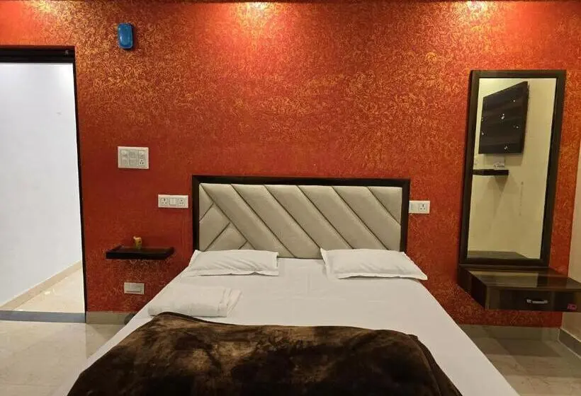 キングサイズベッドのデラックスルーム, Sarojini Garden Hotel & Restaurant