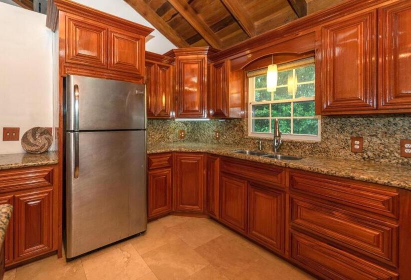 带阳台的三人标准间, Pur Private Suites