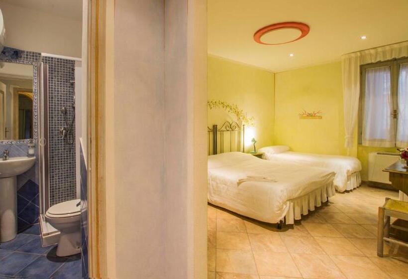 اتاق استاندارد سه نفره, Elisart Guest House