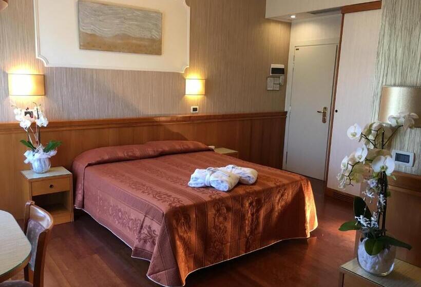 스탠다드 트리플 룸, Alexander