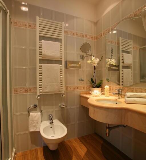 수피리어 트리플 룸, Alexander