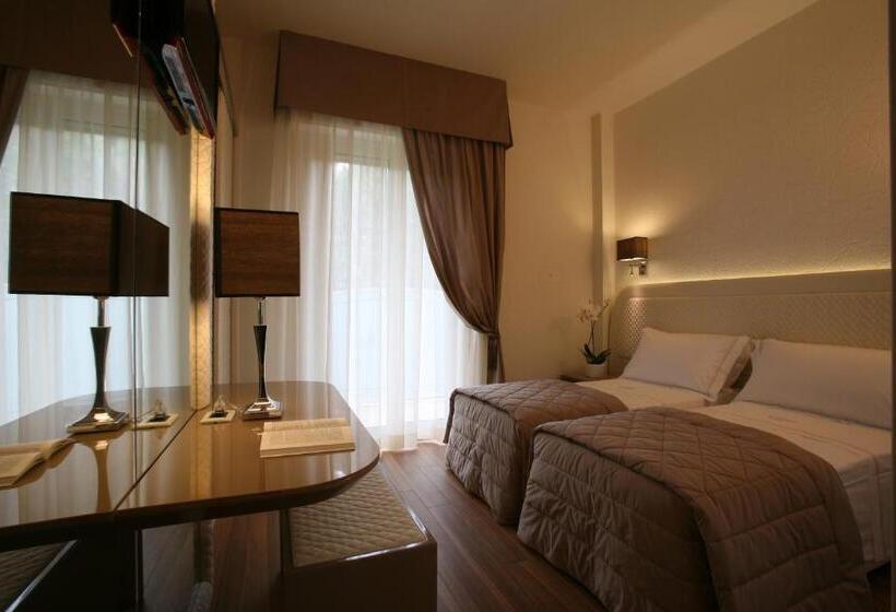 수피리어 트리플 룸, Alexander