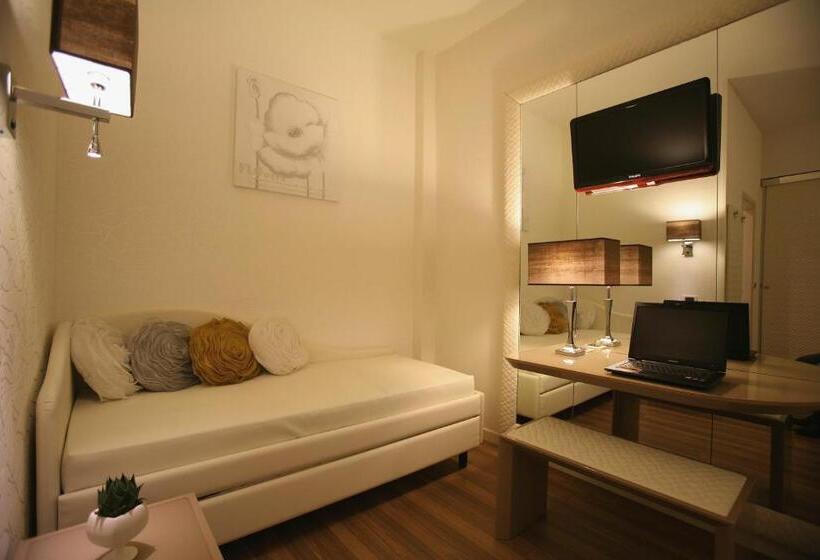 수피리어 트리플 룸, Alexander