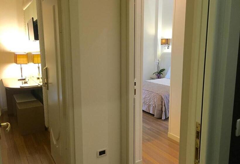 침실이 1개인 아파트 연결 중, Alexander