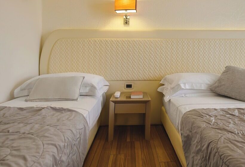 수피리어 트리플 룸, Alexander