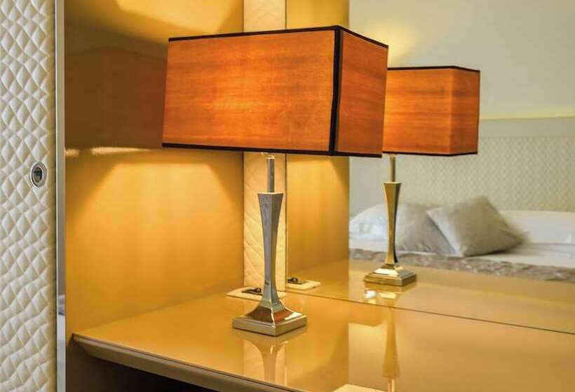 수피리어 트리플 룸, Alexander