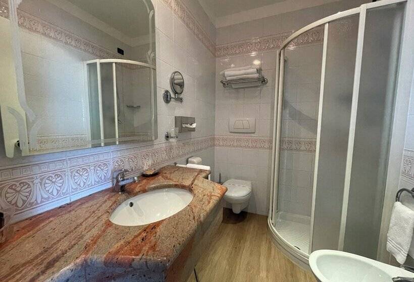 수피리어 트리플 룸, Alexander