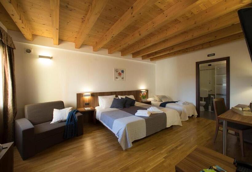 חדר סופריור לשלושה, C25