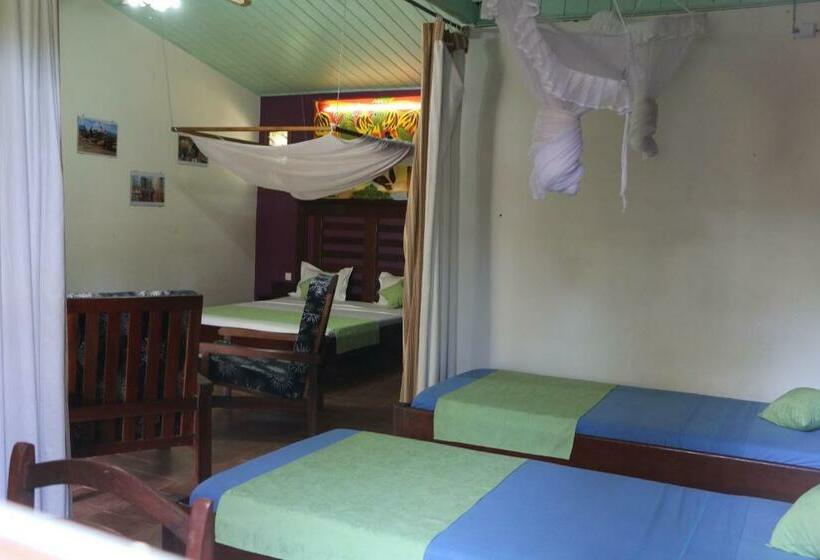 בונגלו משפחתי, De La Baie