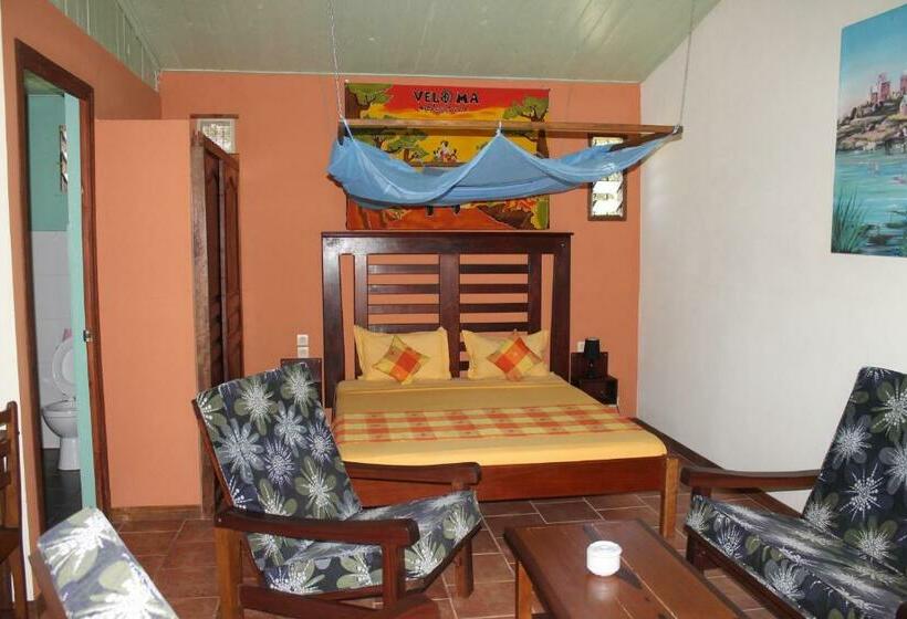 בקתה סטנדרטית, De La Baie