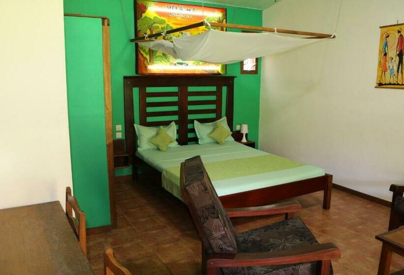 בקתה סטנדרטית, De La Baie