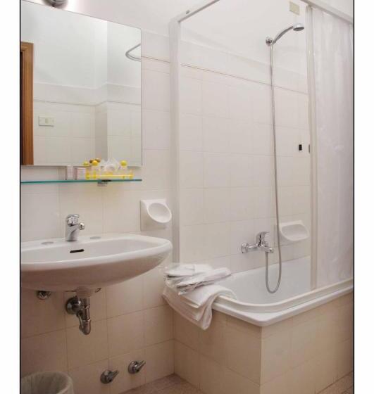 标准三人间, Due Torri