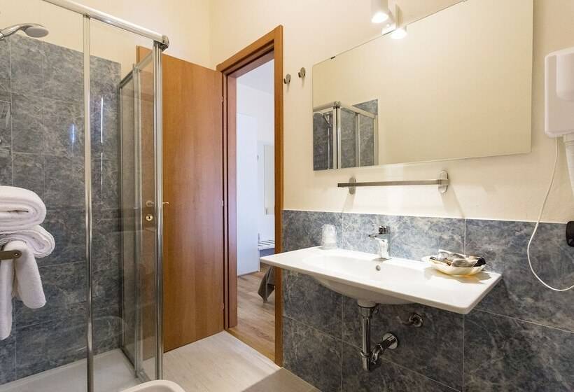 חדר קלאסי לשלושה, Porta Del Sole