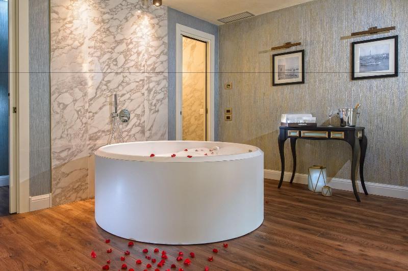 חדר קלאסי לשלושה, Porta Del Sole