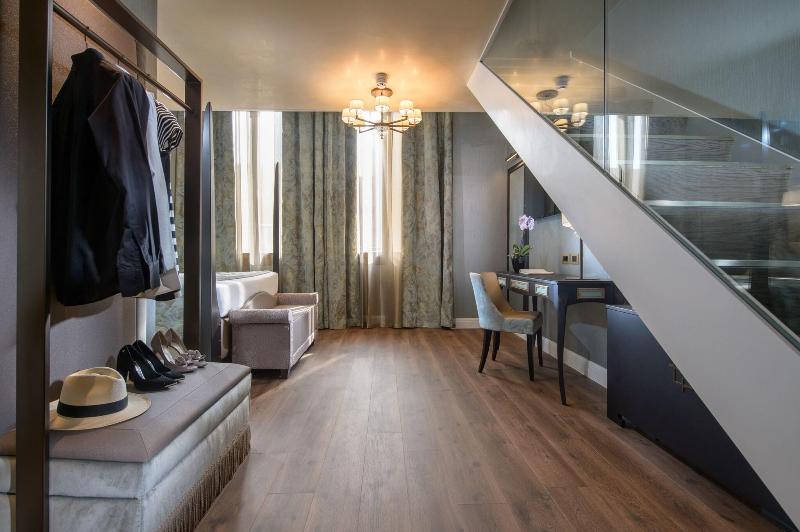 חדר קלאסי לשלושה, Porta Del Sole