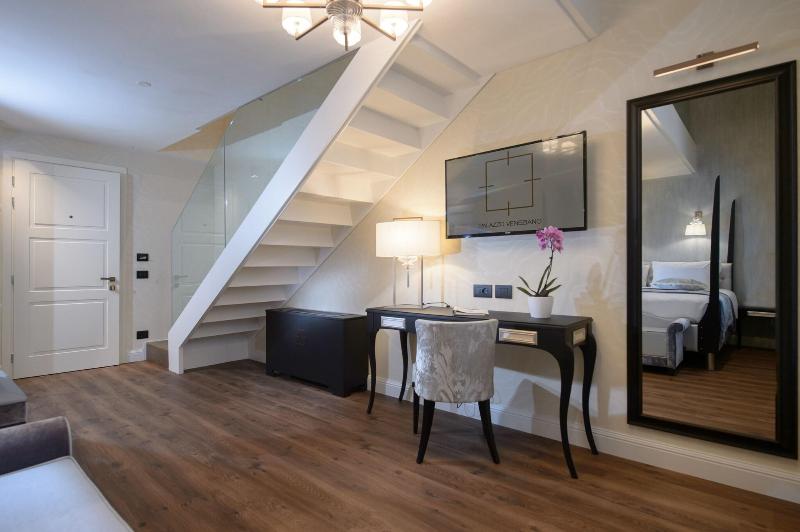 חדר קלאסי לשלושה, Porta Del Sole