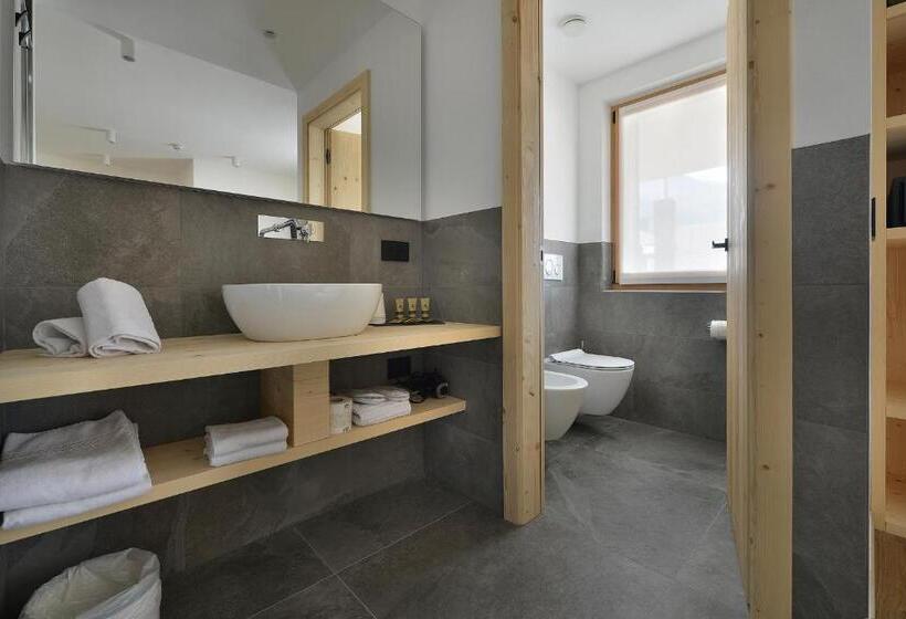 اتاق لوکس با بالکن, Valtellina