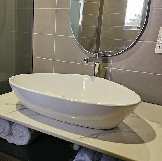 اتاق لوکس, Grik Hotel   Entebbe