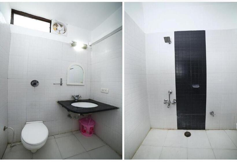 חדר קלאסי לשלושה, Collection O Om Residency