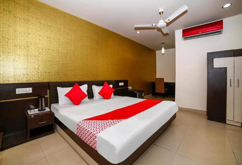 חדר קלאסי לשלושה, Collection O Om Residency