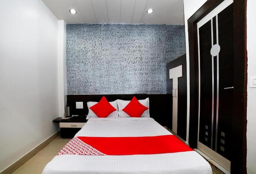 חדר קלאסי לשלושה, Collection O Om Residency