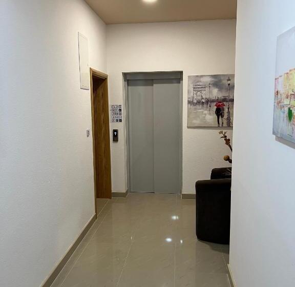 اتاق استاندارد با بالکن و چشم‌انداز دریا, Ami M