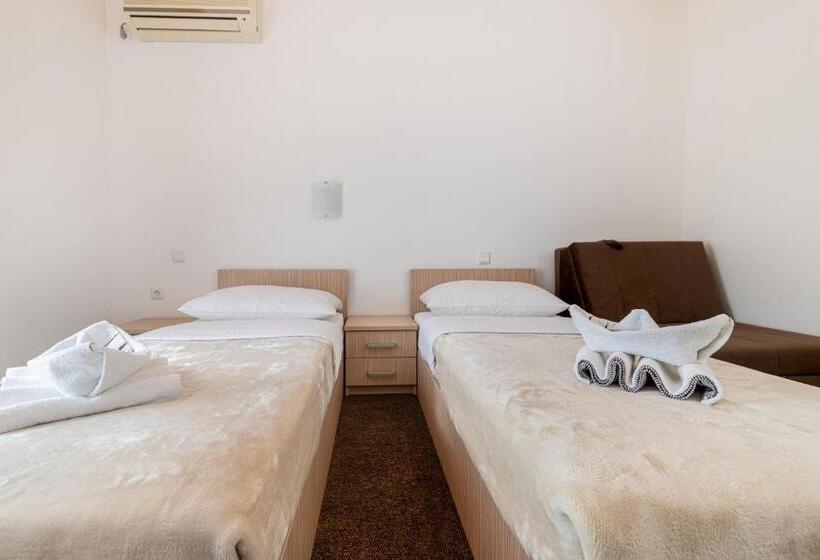 اتاق استاندارد با بالکن و چشم‌انداز دریا, Ami M