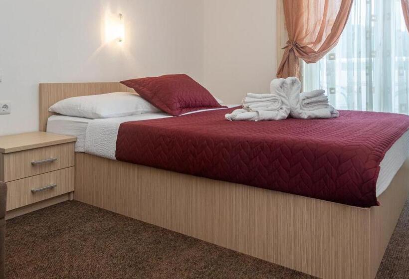 اتاق استاندارد با بالکن و چشم‌انداز دریا, Ami M