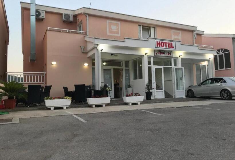 اتاق استاندارد با بالکن, Ami M