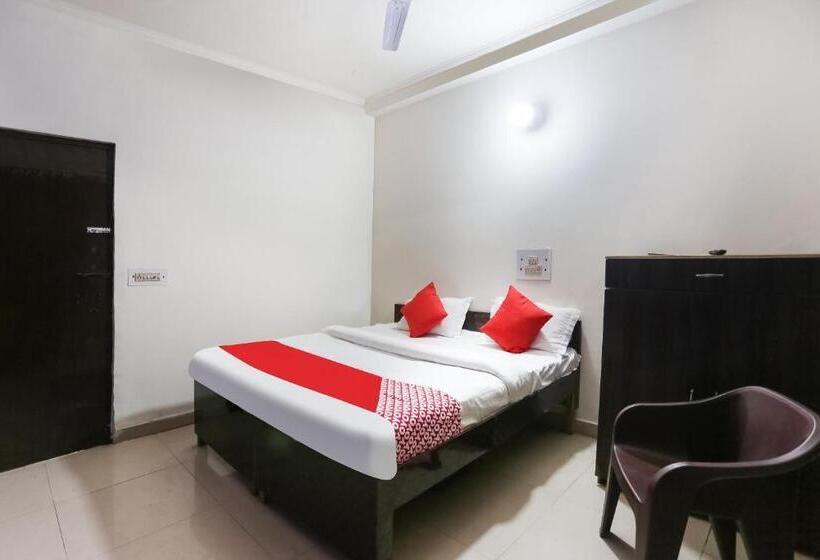 三人经典房间, Oyo 30615 Hotel Rock Inn