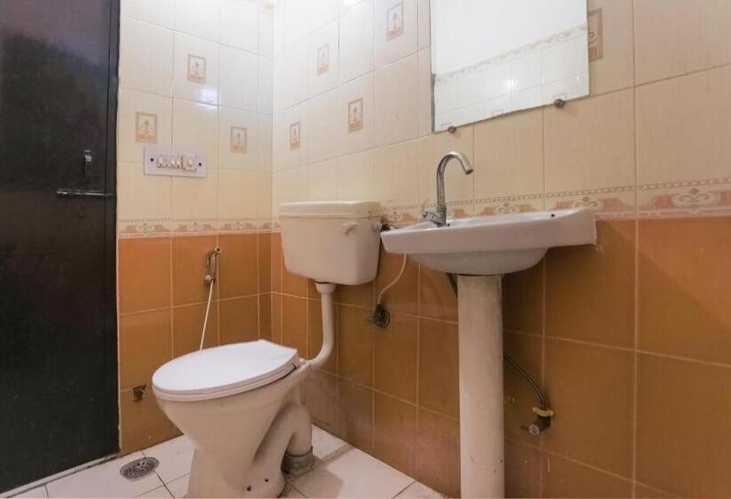 Quarto Basic, Oyo 30615 Hotel Rock Inn