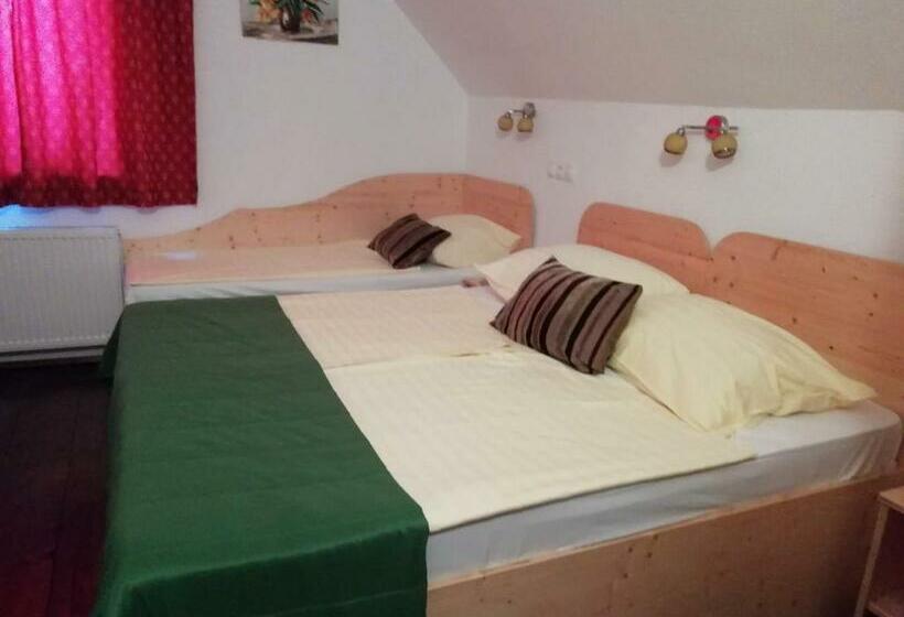 اتاق استاندارد سه تخته با سرویس بهداشتی مشترک, Mama's House