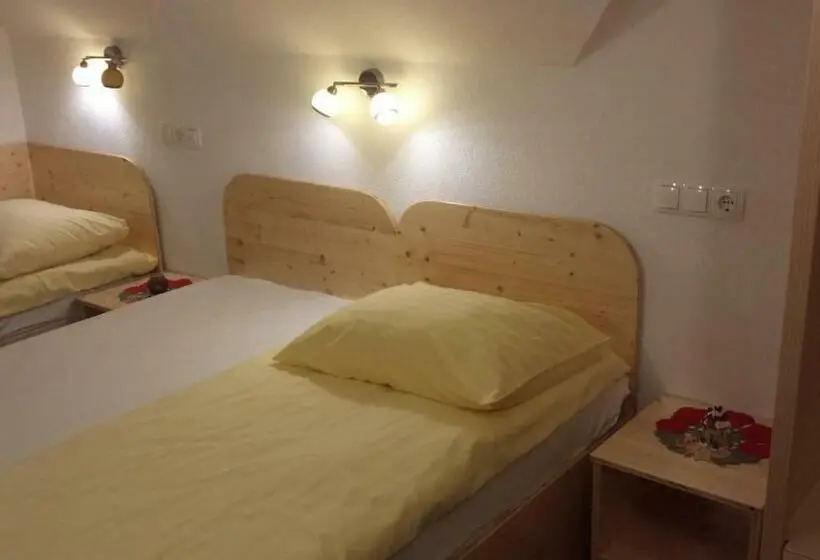 اتاق استاندارد سه تخته با سرویس بهداشتی مشترک, Mama's House