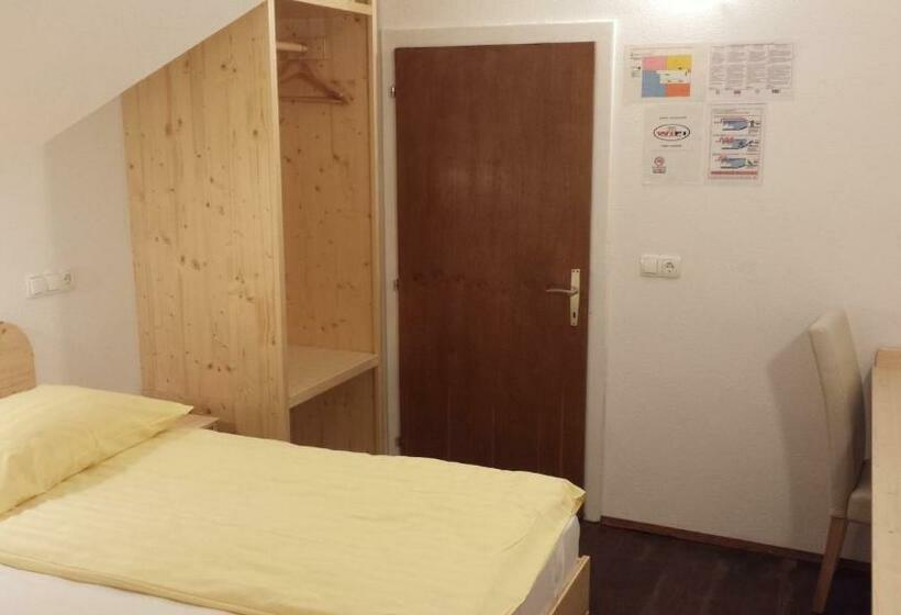 اتاق استاندارد سه تخته با سرویس بهداشتی مشترک, Mama's House