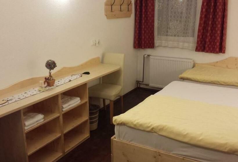 اتاق استاندارد سه تخته با سرویس بهداشتی مشترک, Mama's House