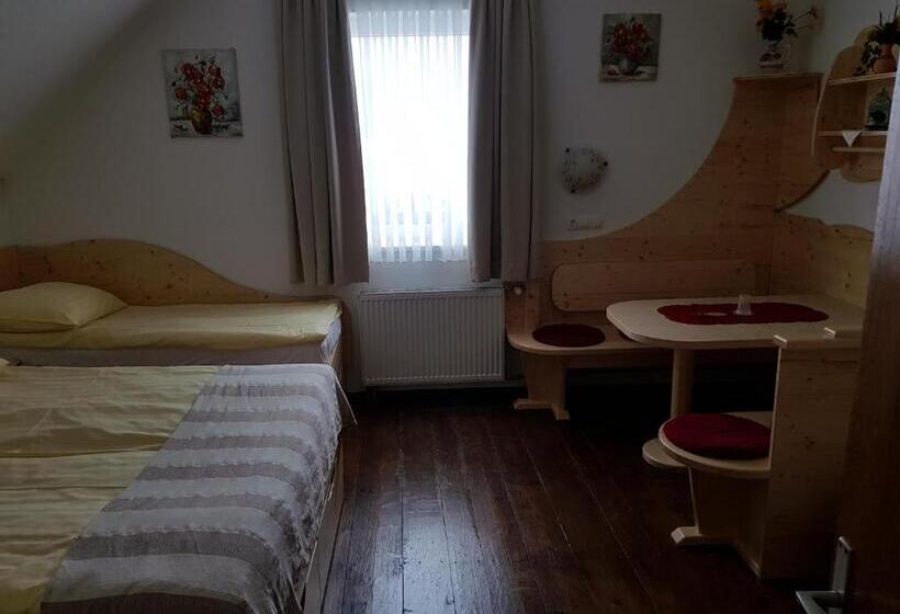 اتاق استاندارد چهارنفره با سرویس بهداشتی مشترک, Mama's House