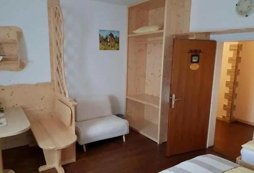 اتاق استاندارد چهارنفره با سرویس بهداشتی مشترک, Mama's House