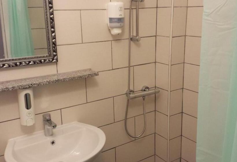 تختخواب در اتاق مشترک, Mama's House