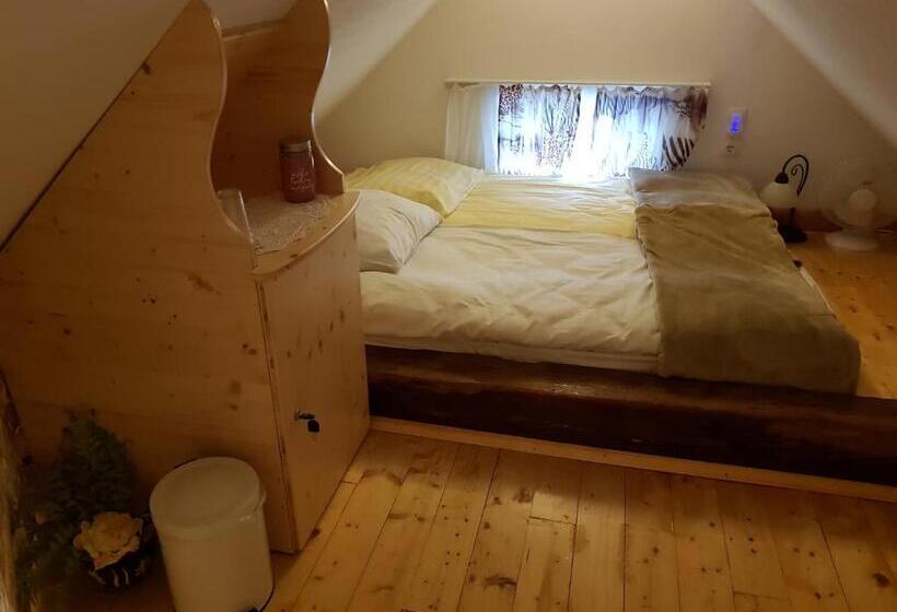 تختخواب در اتاق مشترک, Mama's House