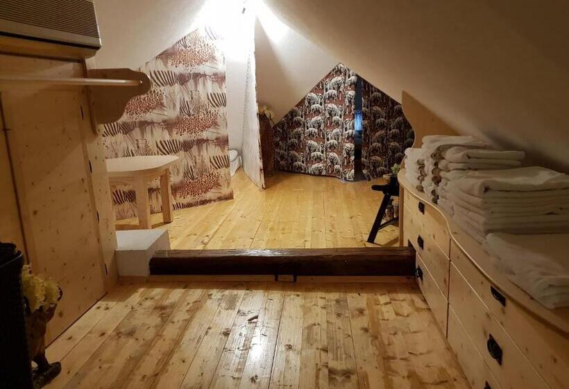 تختخواب در اتاق مشترک, Mama's House