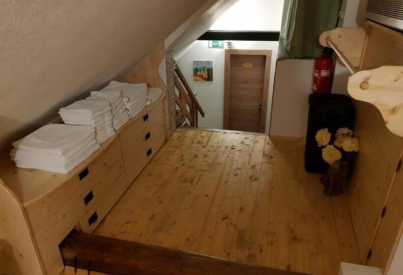 تختخواب در اتاق مشترک, Mama's House