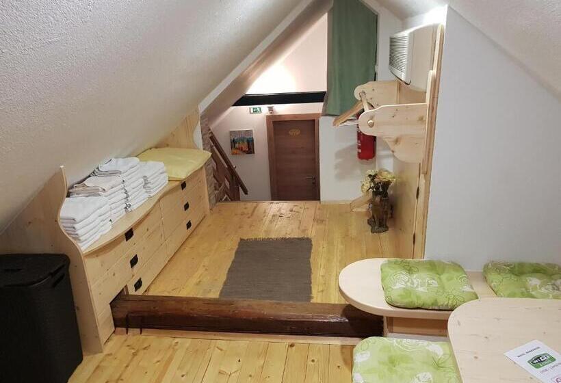 تختخواب در اتاق مشترک, Mama's House