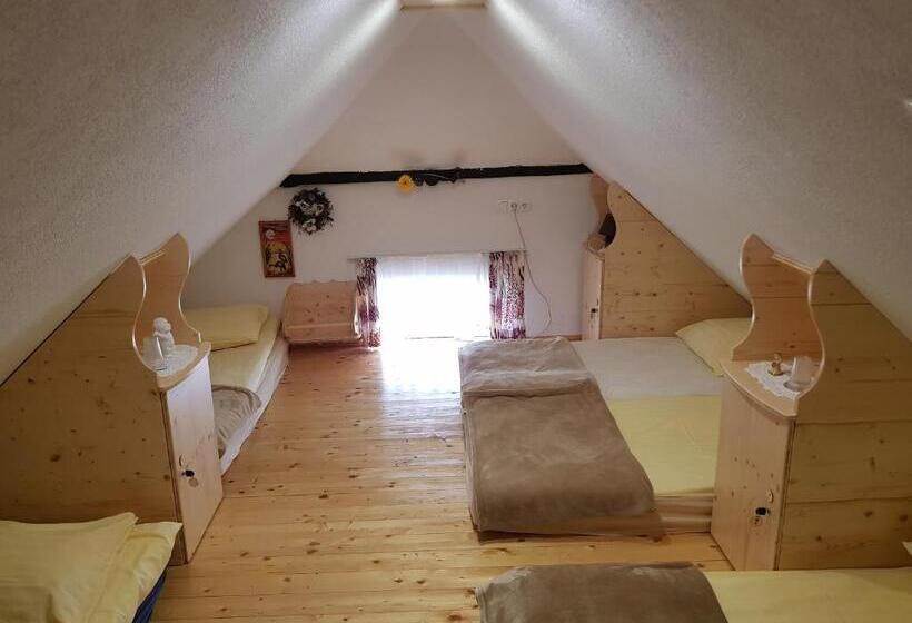 تختخواب در اتاق مشترک, Mama's House