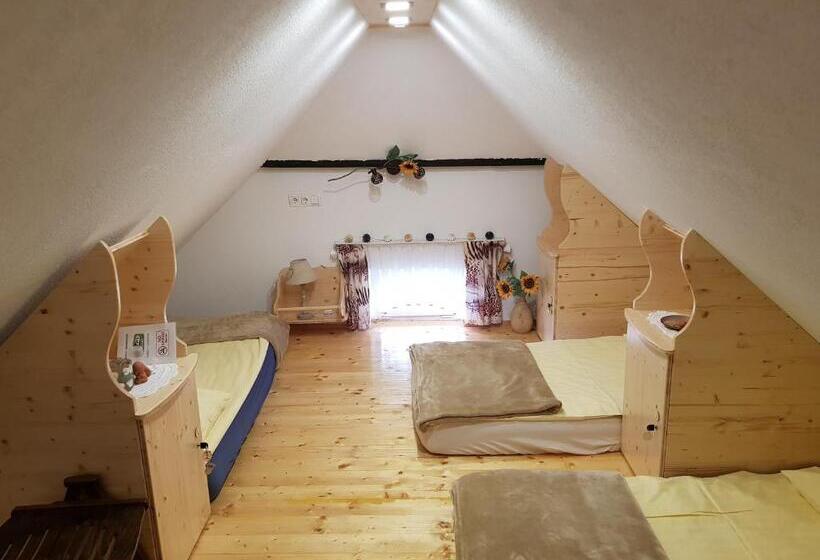 تختخواب در اتاق مشترک, Mama's House