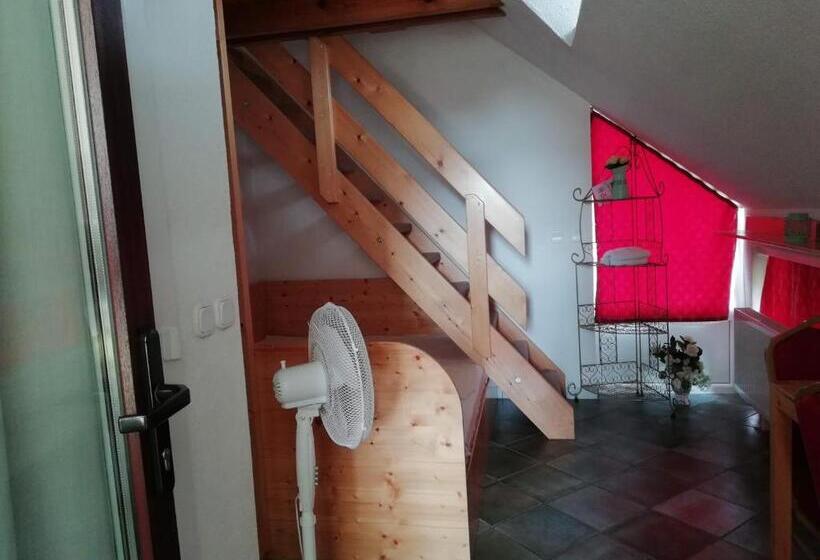 اتاق خانوادگی, Mama's House