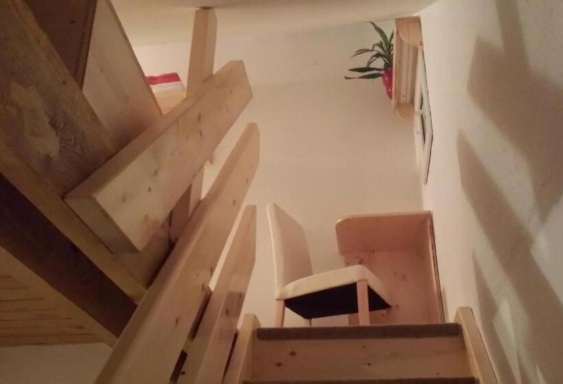 اتاق خانوادگی, Mama's House