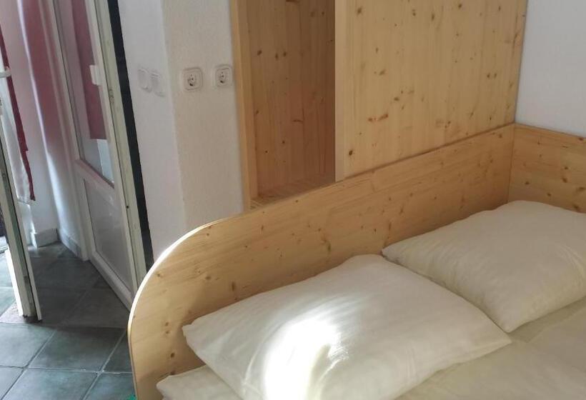 اتاق خانوادگی, Mama's House