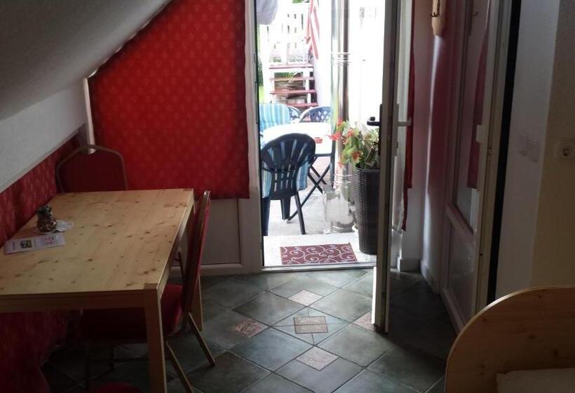 اتاق خانوادگی, Mama's House